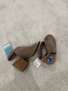 Toms Taupe Suede Peep-Toe Block Heel Sandals NWT size 6.5
